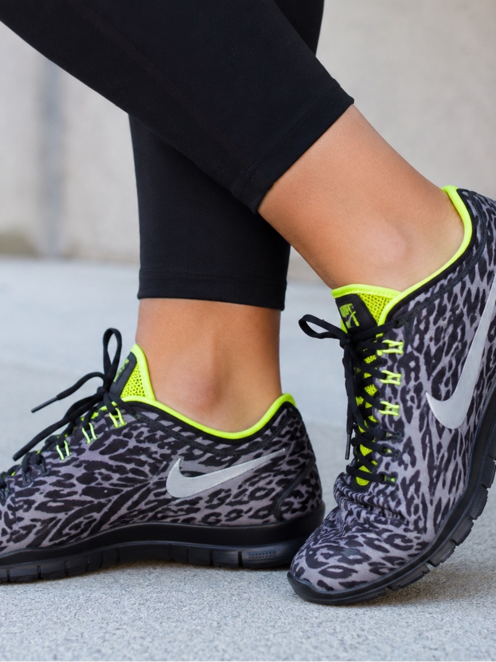 Nike Womens TR Connect 2 Running Shoe Size 7 Black Green Sneaker Animal Print